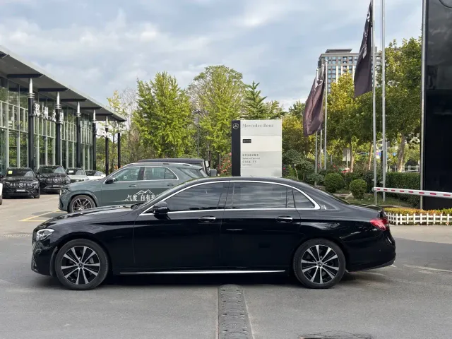 Mercedes-Benz E-Class — Фото автомобиля 2