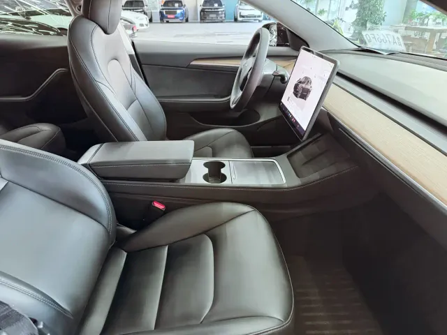 Tesla Model 3 — Фото автомобиля 17