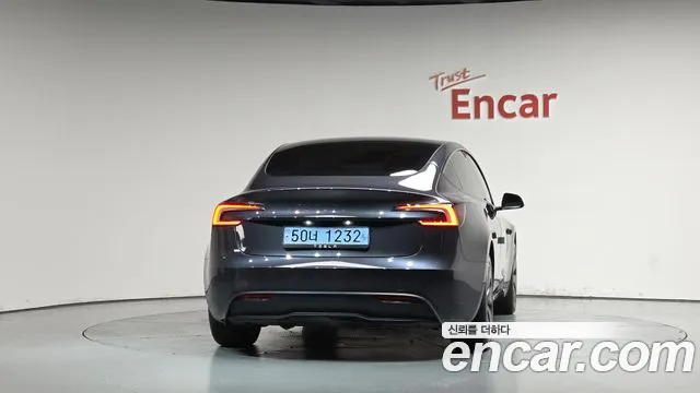 Tesla Model 3 — Фото автомобиля 3