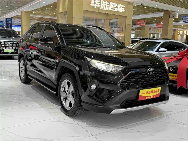Toyota RAV4 — Фото автомобиля 3
