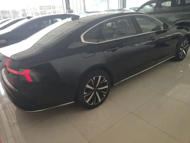 Volvo S90 — Фото автомобиля 4