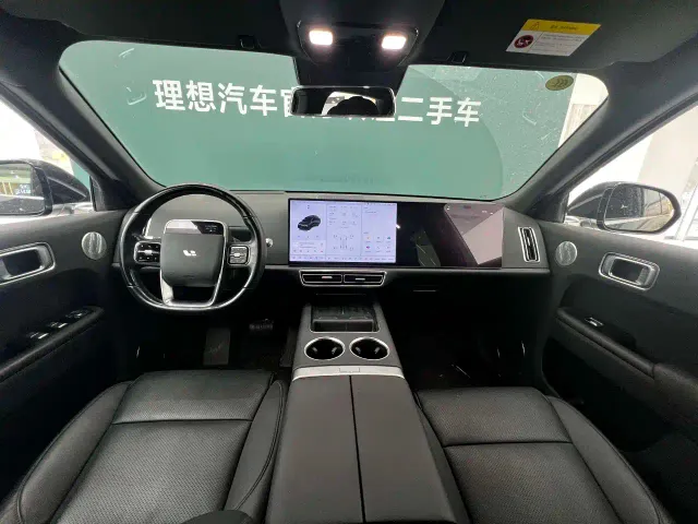 Li Auto L8 — Фото автомобиля 12