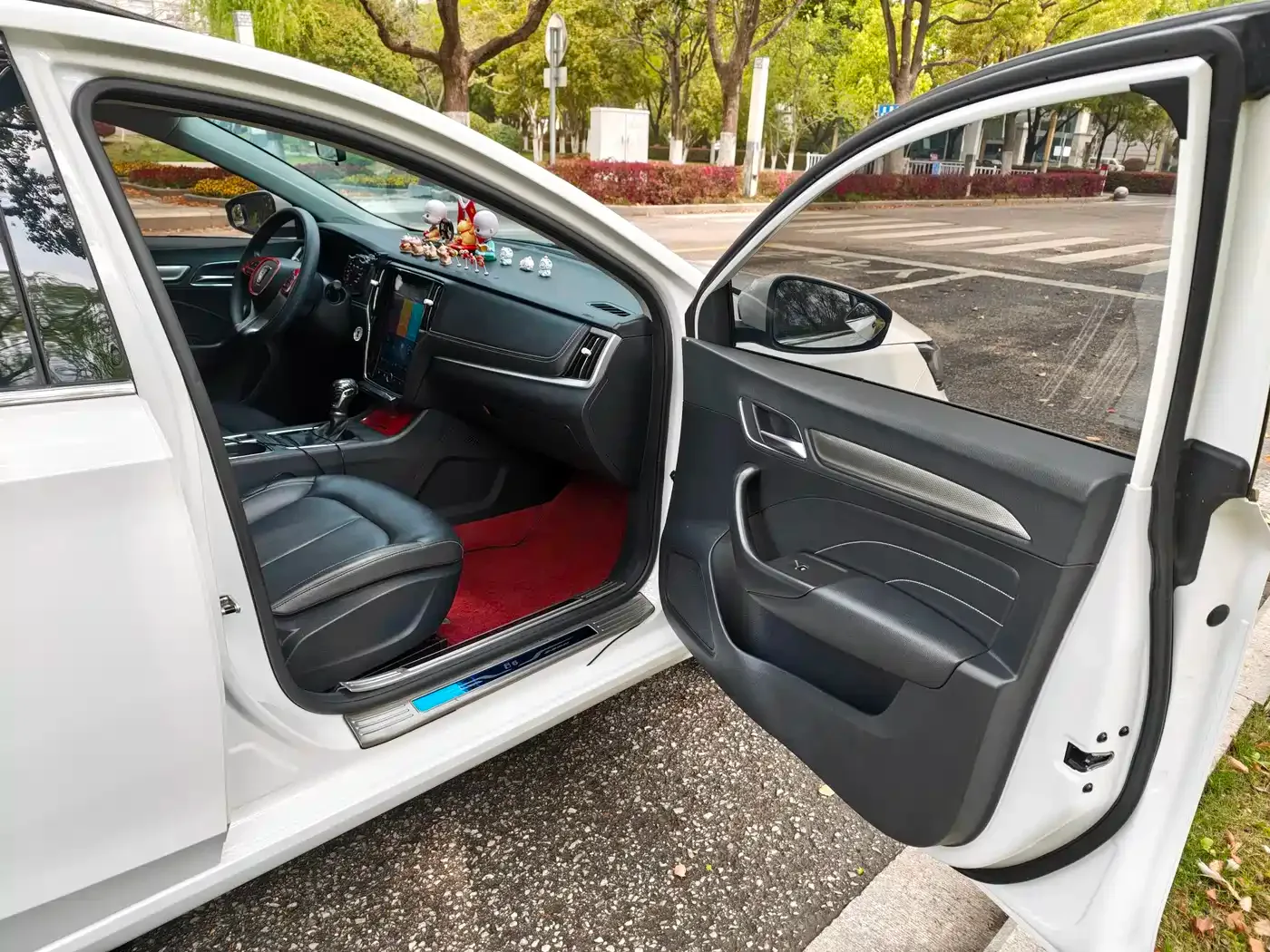 Roewe Roewe i6 2020 PLUS 1.6L CVT 4G Connected Glory Flagship Edition — Фото автомобиля 15