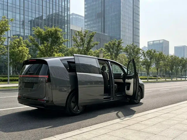 Li Auto MEGA — Фото автомобиля 6