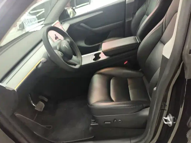 Tesla Model Y — Фото автомобиля 14
