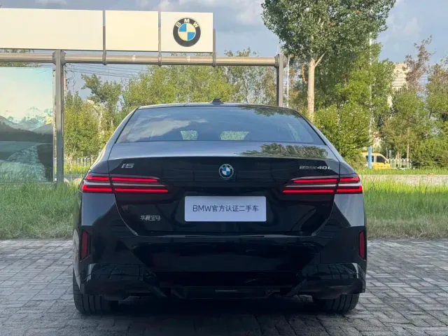 BMW i5 — Фото автомобиля 5