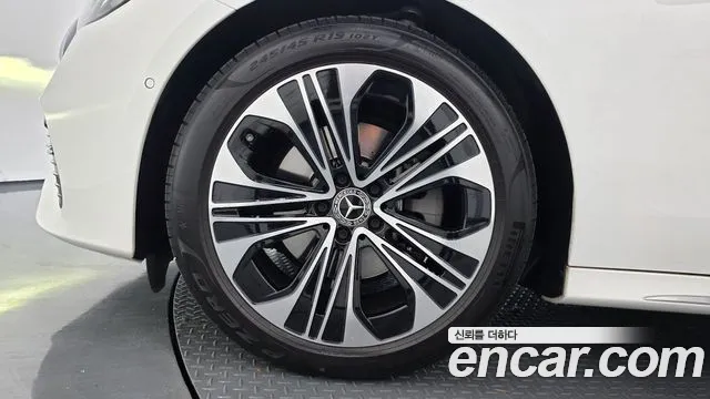 Mercedes-Benz E-Class — Фото автомобиля 5