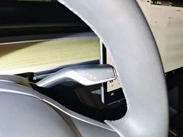 Tesla Model Y — Фото автомобиля 6