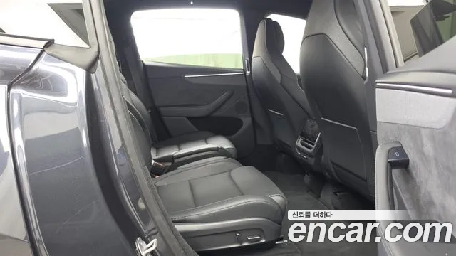 Tesla Model Y — Фото автомобиля 12