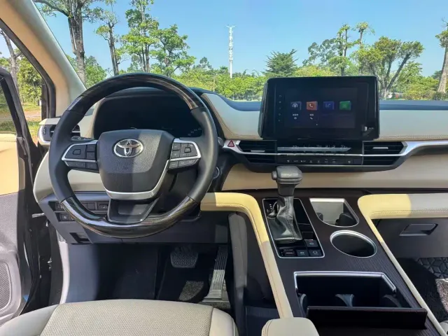 Toyota Sienna — Фото автомобиля 7