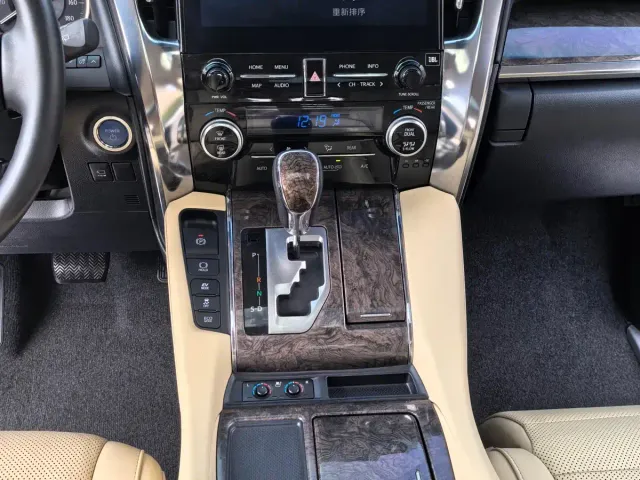 Toyota Alphard — Фото автомобиля 8