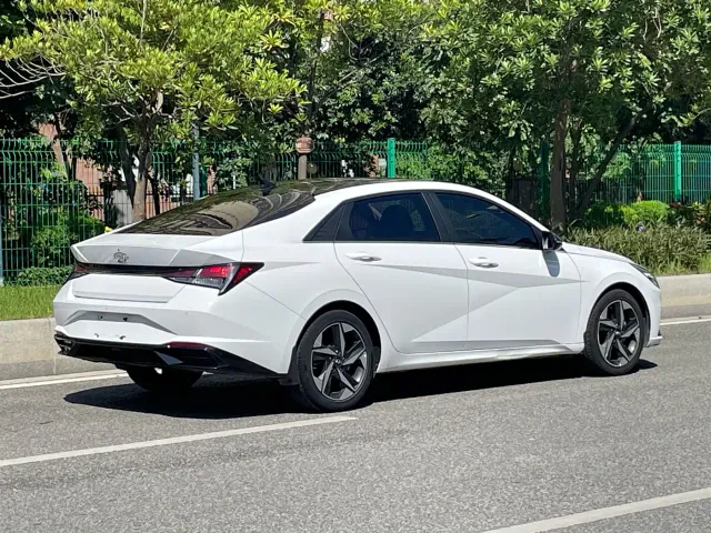 Hyundai Elantra — Фото автомобиля 20