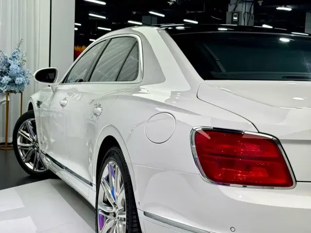 Bentley Flying Spur Plug-in Hybrid 2022 2.9T V6 Hybrid — Фото автомобиля 10