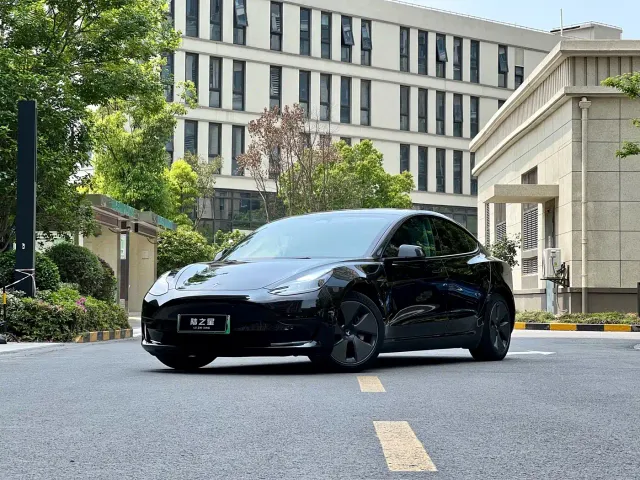 Фотография автомобиля — Tesla Model 3