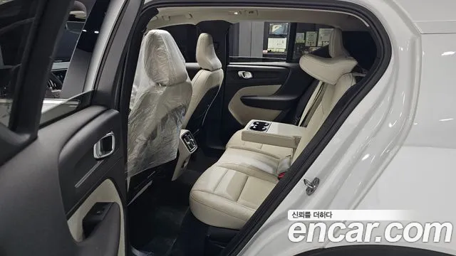 Volvo XC40 — Фото автомобиля 12