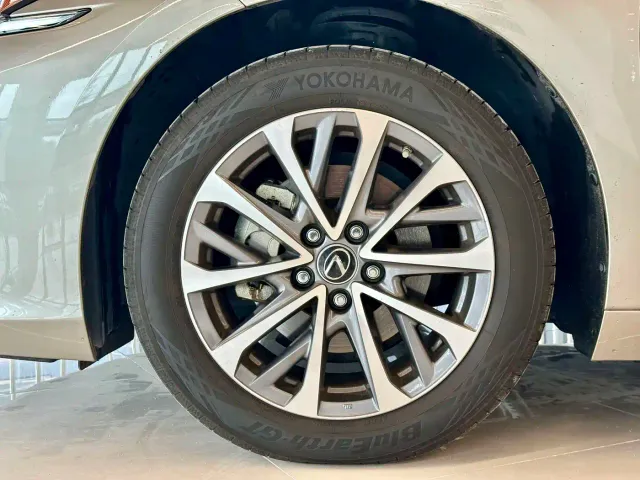 Lexus ES — Фото автомобиля 12