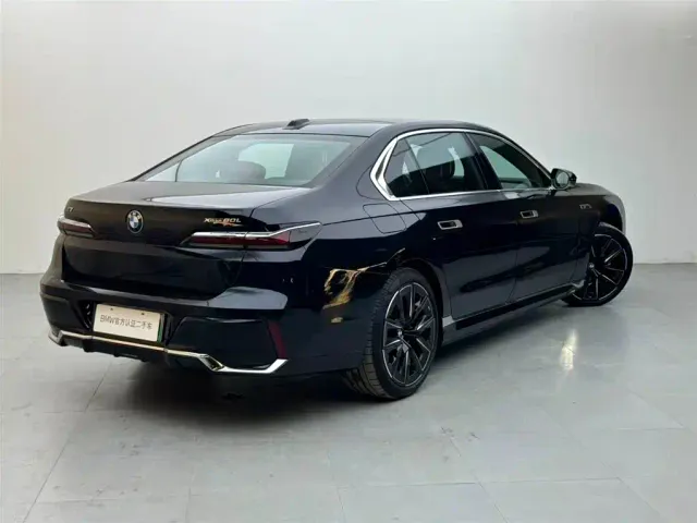 BMW i7 — Фото автомобиля 4