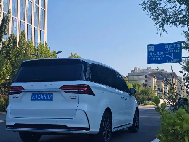 Roewe iMAX8 — Фото автомобиля 30