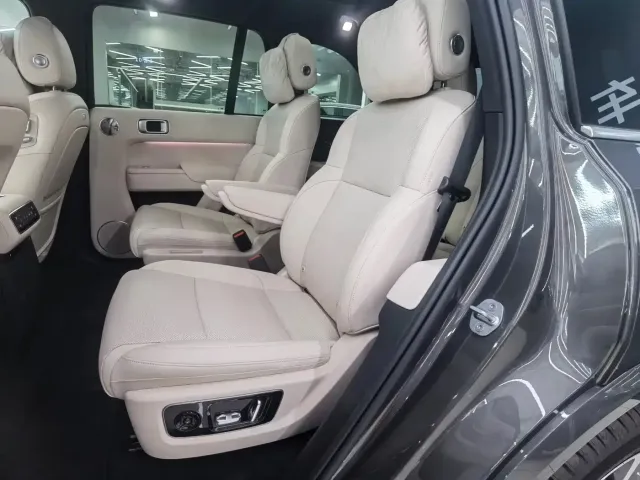 Li Auto L8 — Фото автомобиля 5