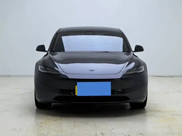 Tesla Model 3 — Фото автомобиля 2