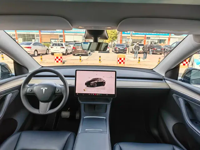 Tesla Model Y — Фото автомобиля 13