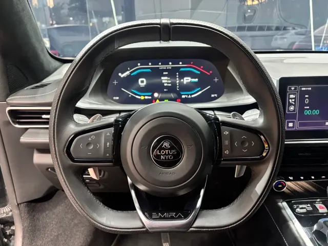 Lotus Emira — Фото автомобиля 4