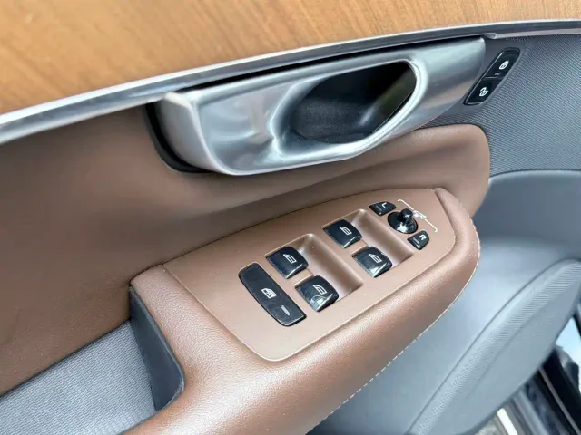 Volvo XC90 — Фото автомобиля 10