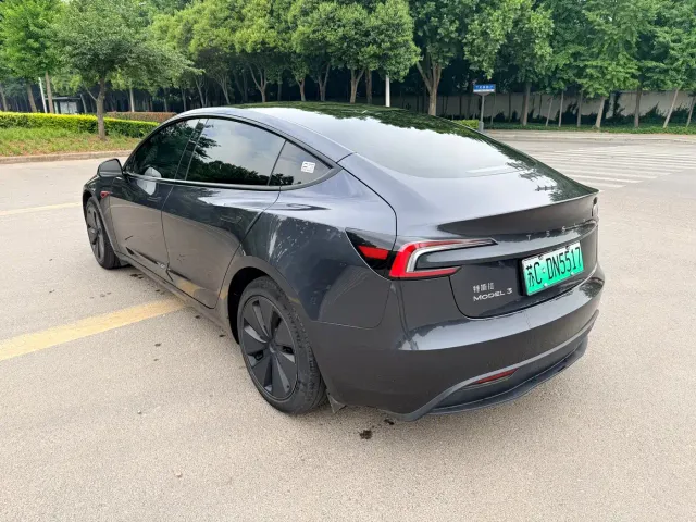 Tesla Model 3 — Фото автомобиля 8