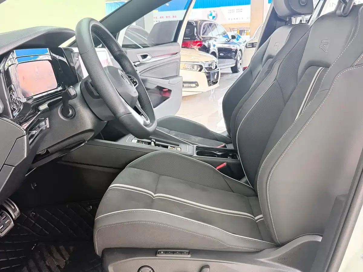 Volkswagen Golf 2024 280TSI DSG R-Line 50th Anniversary Edition — Фото автомобиля 4