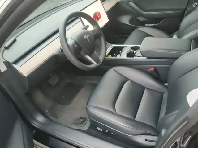 Tesla Model 3 — Фото автомобиля 10