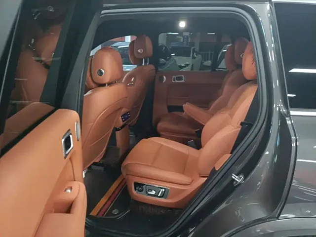 Li Auto L8 — Фото автомобиля 16