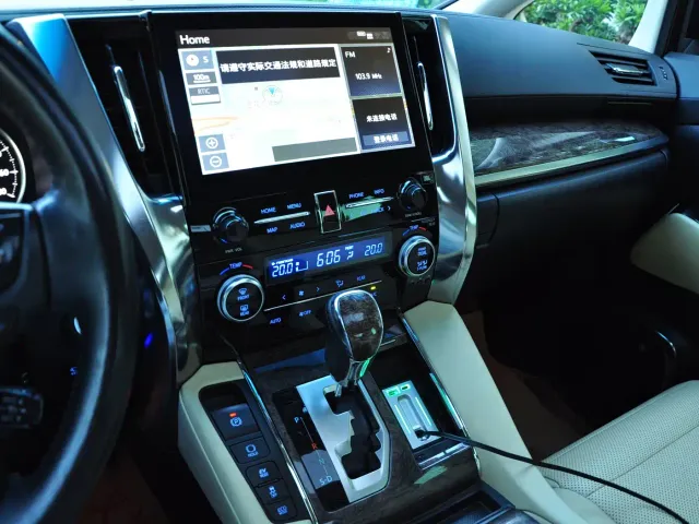 Toyota Alphard — Фото автомобиля 16