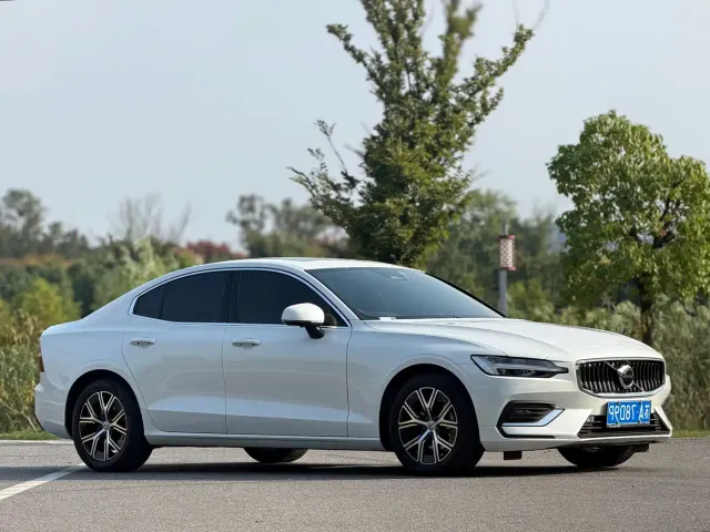 Volvo S60 — Фото автомобиля 3