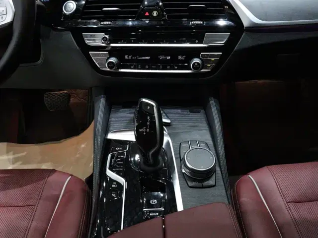 BMW 5 Series — Фото автомобиля 10