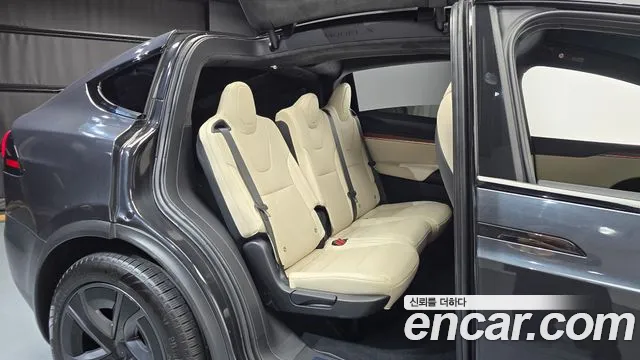 Tesla Model X — Фото автомобиля 17
