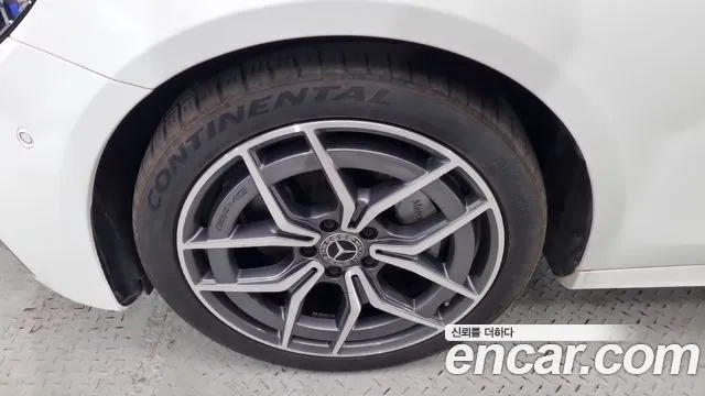 Mercedes-Benz E-Class — Фото автомобиля 2