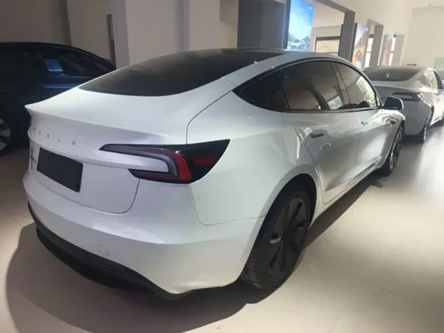 Tesla Model 3 — Фото автомобиля 6