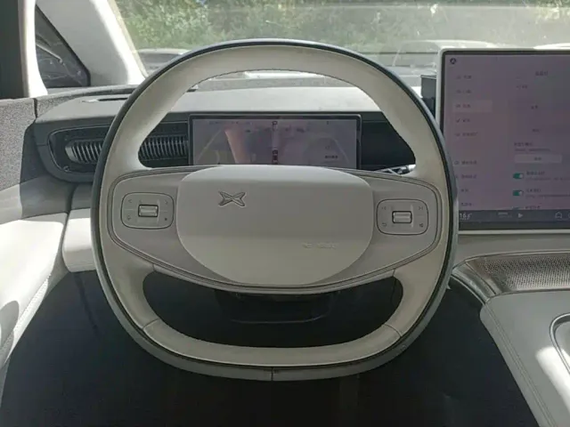 Xpeng X9 — Фото автомобиля 10