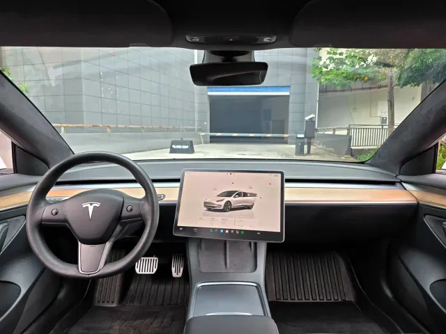 Tesla Model 3 — Фото автомобиля 11
