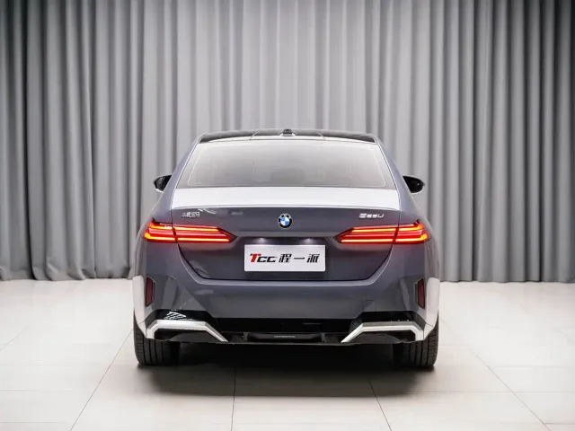 BMW 5 Series — Фото автомобиля 11