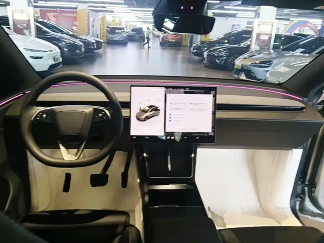 Tesla Model Y L — Фото автомобиля 9