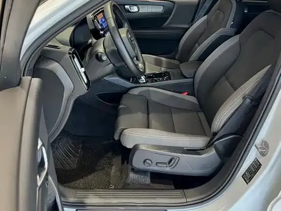 Volvo XC40 — Фото автомобиля 8