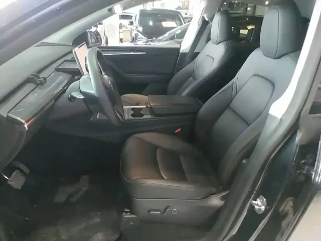Tesla Model Y — Фото автомобиля 14