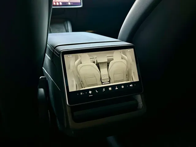 Tesla Model 3 — Фото автомобиля 10