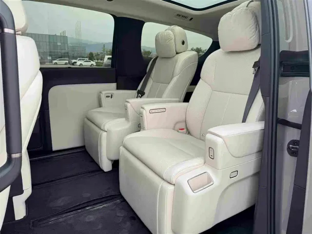 Li Auto MEGA — Фото автомобиля 15