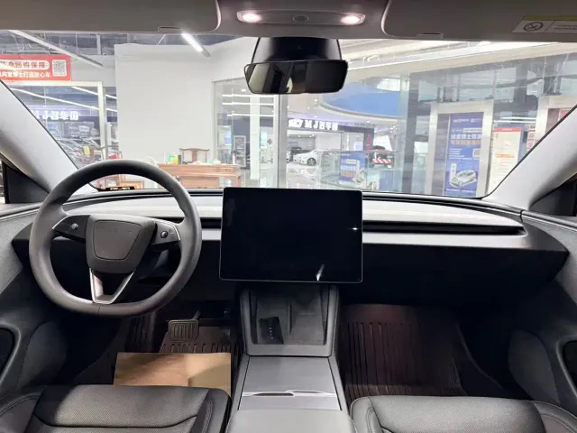 Tesla Model 3 — Фото автомобиля 8