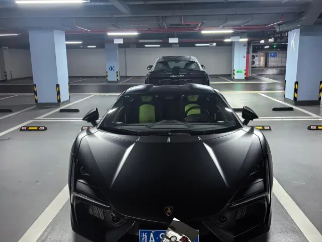 Фотография автомобиля — Lamborghini Revuelto