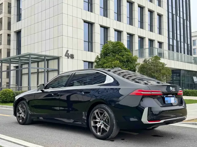 BMW 5 Series — Фото автомобиля 30