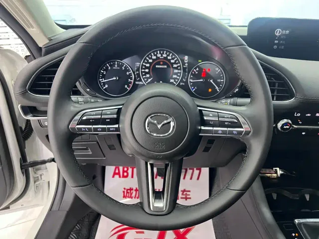 Mazda Axela — Фото автомобиля 10