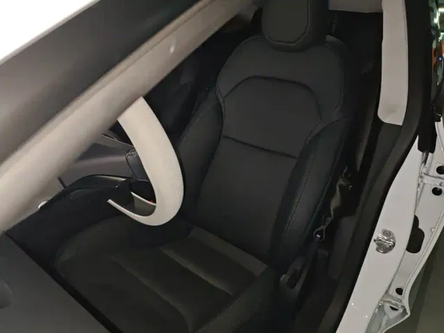Tesla Model 3 — Фото автомобиля 16